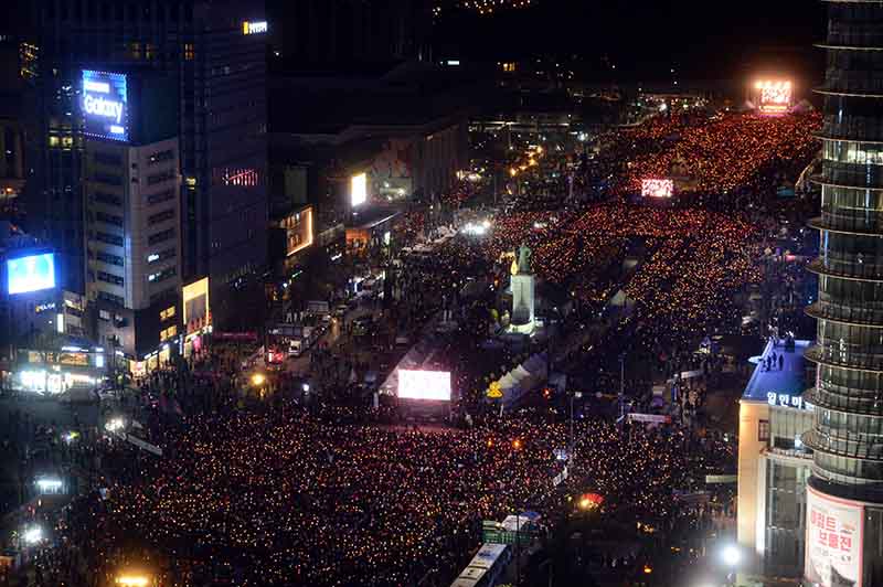 2017년 3월 서울 종로구 광화문 광장에서 열린 촛불집회에서 참가자들이 촛불을 들고 박근혜 대통령의 탄핵을 촉구하고 있는 모습. 자료사진.