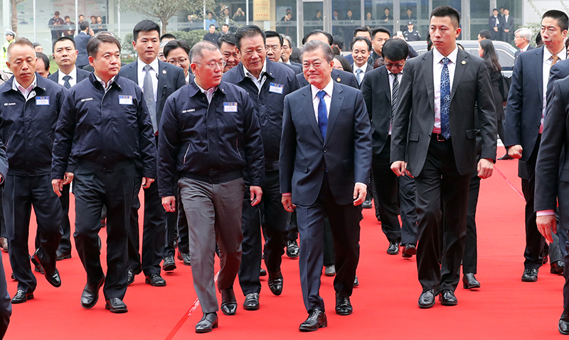 지난 2018년, 중국을 국빈 방문했던 문재인 대통령이 중국 충칭시 현대자동차 제5공장을 방문해 정의선 부회장의 영접을 받고 있다.
