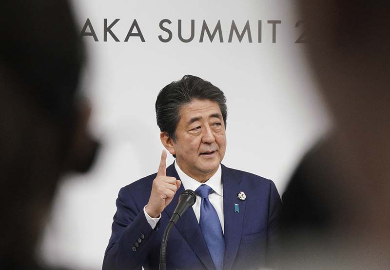 아베 신조(安倍 晋三) 총리가 지난달 29일 오사카에서 열린 G20 정상 회담 후 기자 회견에서 연설하고 있다.