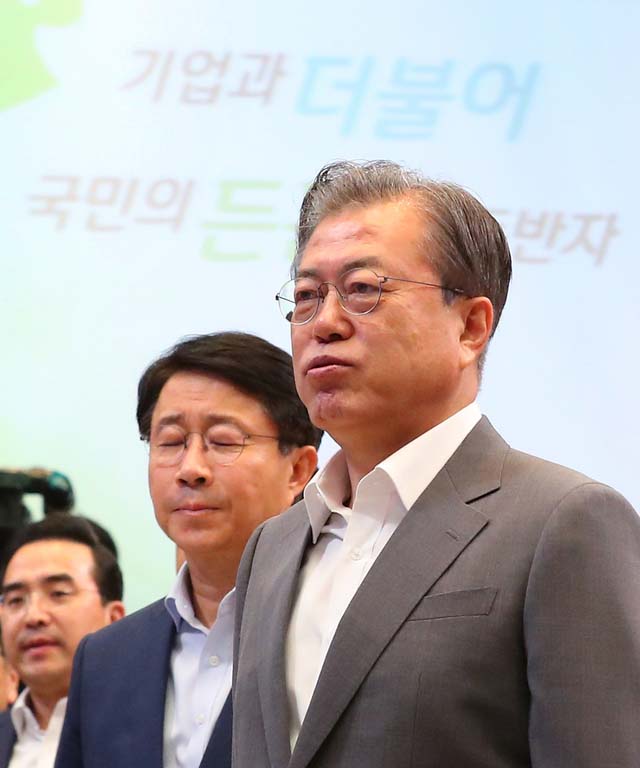 문재인 대통령이 지난 9일 청와대 본관에서 열린 공정경제 성과 보고회의에서 국민의례를 위해 자리에서 일어서고 있다.