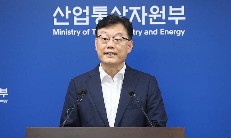박태성 산업통상자원부 무역투자실장이 11일 오전 정부세종청사에서 긴급 브리핑을 하고 있다