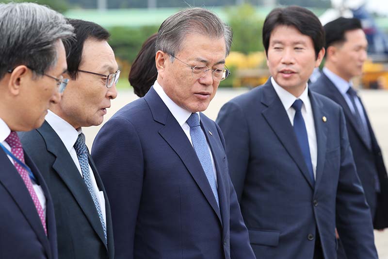 태국, 미얀마, 라오스 등 동남아시아 3개국을 방문하는 문재인 대통령이 지난 1일 경기도 성남 서울공항에서 전용기로 향하며 더불어민주당 이해찬 대표, 이인영 원내대표와 논의하고 있다. 자료사진.
