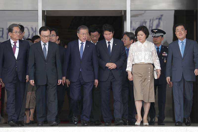 태국, 미얀마, 라오스 등 동남아시아 3개국을 방문하는 문재인 대통령이 1일 경기도 성남 서울공항에서 전용기로 향하며 더불어민주당 이해찬 대표, 이인영 원내대표와 논의하고 있다.