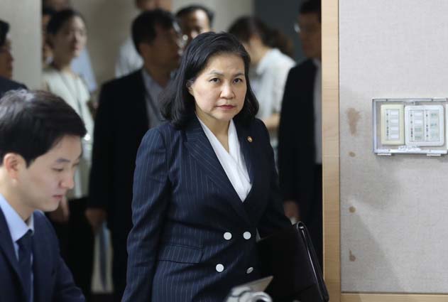 유명희 산업통상자원부 통상교섭본부장이 11일 오전 서울 종로구 정부서울청사 브리핑실에 일본 수출규제에 대한 분쟁 대응 관련 브리핑을 위해 들어오고 있다.