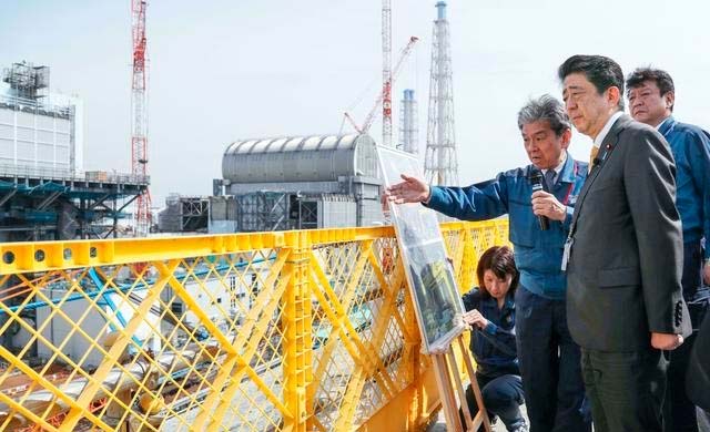 아베 신조 일본 총리가 지난 4월 14일, 일본 후쿠시마현 오쿠마의 후쿠시마 제1원전을 방문해 재건 현황 등을 살피고 있다.