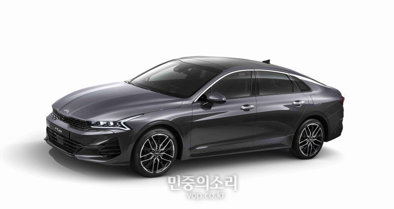 기아자동차가 다음달 출시 예정인 3세대 K5의 외장 디자인을 12일 공개했다. 3세대 K5는 ‘역동성의 진화’를 디자인 콘셉트로 과감한 디자인 요소를 적극 적용해 한 번만 봐도 뇌리에 박히는 강렬한 인상과 존재감을 구현한 것이 특징이다.