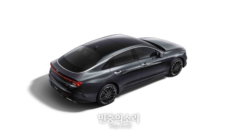 기아자동차가 다음달 출시 예정인 3세대 K5의 외장 디자인을 12일 공개했다. 3세대 K5는 ‘역동성의 진화’를 디자인 콘셉트로 과감한 디자인 요소를 적극 적용해 한 번만 봐도 뇌리에 박히는 강렬한 인상과 존재감을 구현한 것이 특징이다.