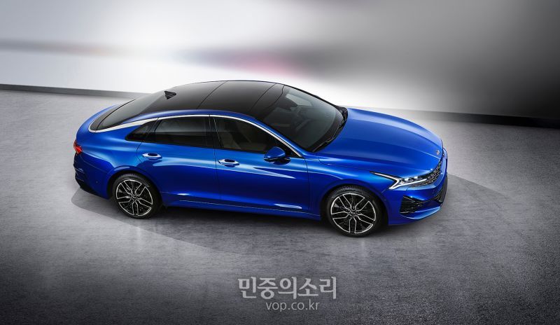 기아자동차가 다음달 출시 예정인 3세대 K5의 외장 디자인을 12일 공개했다. 3세대 K5는 ‘역동성의 진화’를 디자인 콘셉트로 과감한 디자인 요소를 적극 적용해 한 번만 봐도 뇌리에 박히는 강렬한 인상과 존재감을 구현한 것이 특징이다.