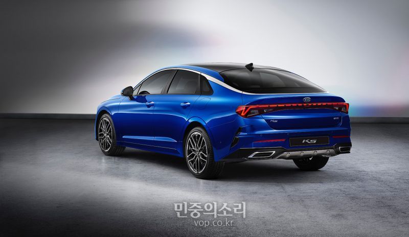 기아자동차가 다음달 출시 예정인 3세대 K5의 외장 디자인을 12일 공개했다. 3세대 K5는 ‘역동성의 진화’를 디자인 콘셉트로 과감한 디자인 요소를 적극 적용해 한 번만 봐도 뇌리에 박히는 강렬한 인상과 존재감을 구현한 것이 특징이다.