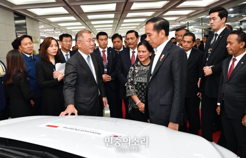 26일 현대자동차 울산공장에서 열린 현대차 인도네시아 공장 설립 투자협약식에 앞서 조코 위도도 인도네시아 대통령이 코나 일렉트릭에 기념 서명을 한 후 정의선 현대자동차그룹 수석부회장과 이야기를 나누고 있다.