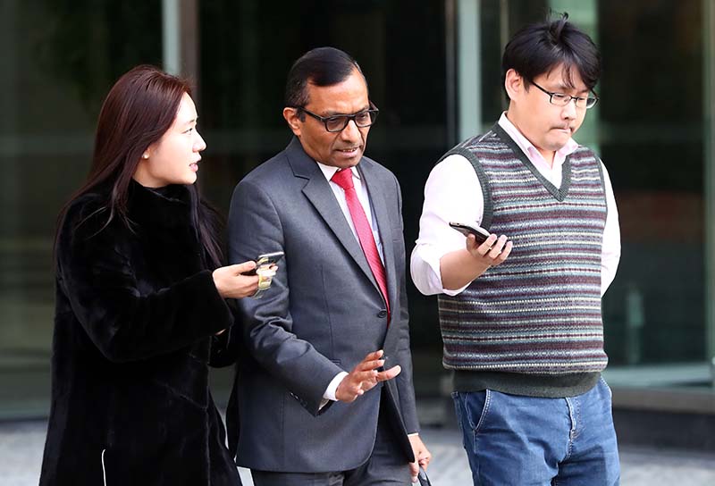 쌍용차 이사회 의장인 파완 고엔카 마힌드라 사장이 16일 오후 서울 여의도 KDB산업은행에서 쌍용자동차의 회생 방안 논의를 마친 뒤 나서고 있다.
