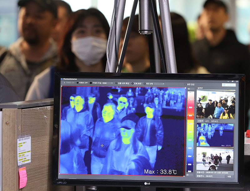 중국발 신종 코로나바이러스로 인한 사망자가 중국에서 증가하는 가운데 마스크를 쓴 시민들이 지난 23일 오후 인천국제공항 제1여객터미널 입국장 고정 검역대 열화상 모니터 앞을 지나가고 있다.