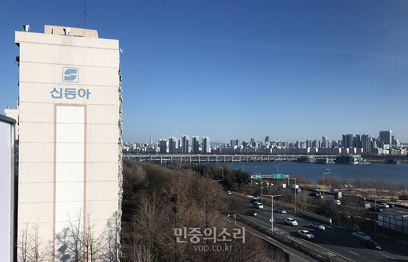 나경원 전 의원이 살고 있는 한경변 아파트 단지 모습. 뒤쪽으로 반포대교와 세빛둥둥섬이 보인다.