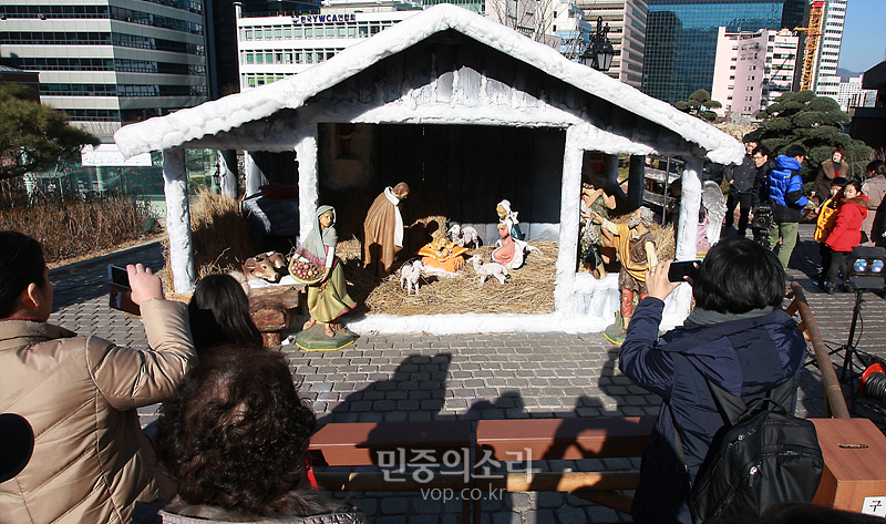 서울 중구 명동성당 안에 만들어진 아기예수탄생의 모습을 신자들이 사진에 담고 있다.
