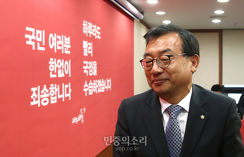 새누리당(현 자유한국당) 이정현 대표가 16일 서울 여의도 당사에서 대표직 사퇴를 밝히는 기자회견을 마치고 회의실을 나가고 있다. 2016.12.16