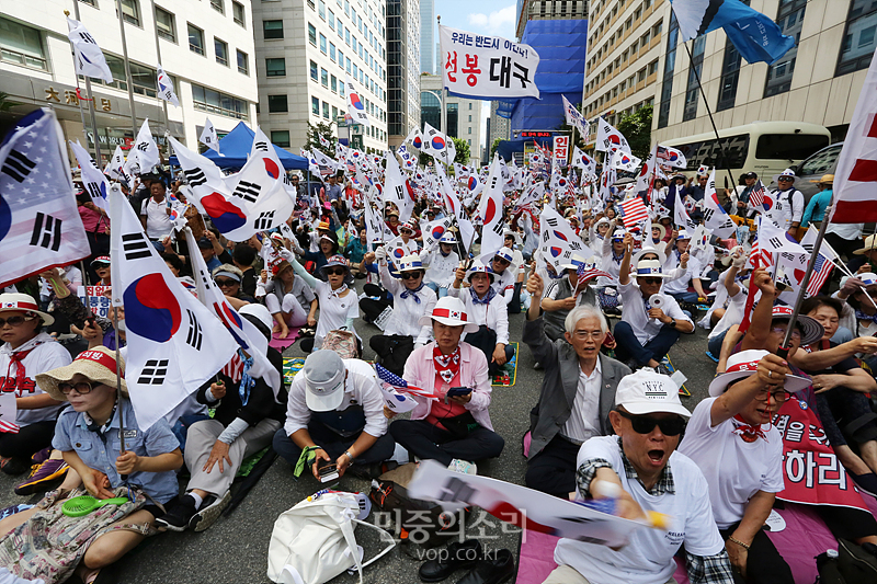 2017년 8월 22일 서울 여의도 자유한국당사 앞에서 열린 ‘박근혜 대통령 무죄석방 집회’에서 참가자들이 태극기와 성조기를 흔들고 있다.