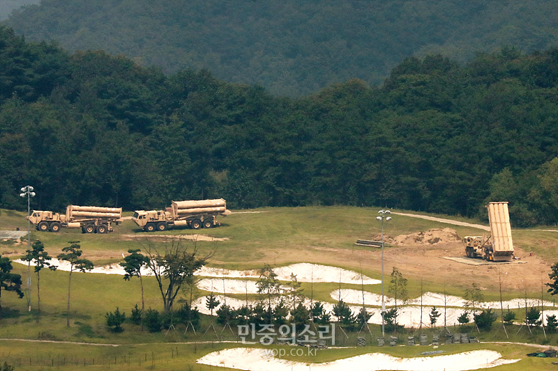 경북 성주군 사드기지(옛 롯데골프장)에 사드 발사대가 배치되고 있는 모습 (자료 사진)