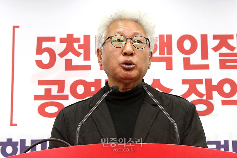 자유한국당 류석춘 혁신위원장이 31일 오전 서울 여의도 당사에서 보수통합을 위한 친박 의원들의 결단을 촉구하는 긴급 성명을 발표하고 있다.