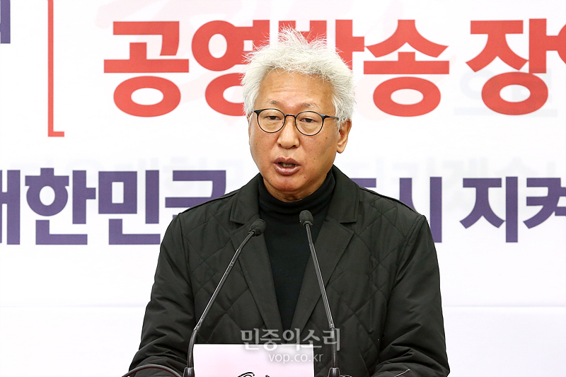 2017년 10월 31일, 당시 자유한국당 류석춘 혁신위원장이 기자회견을 열고 있다. 자료사진