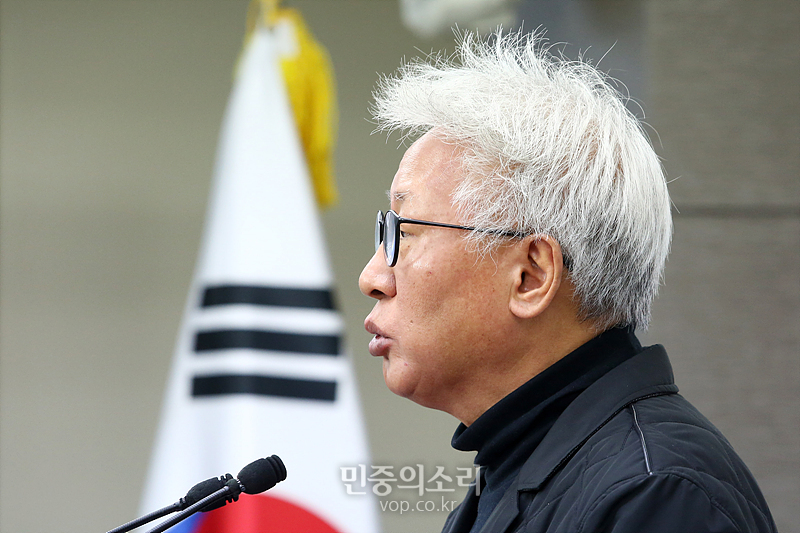 2017년 10월 31일, 당시 류석춘 자유한국당 혁신위원장이 기자회견을 하고 있다(자료사진)