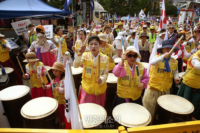 퀴어축제와 동성애 반대를 촉구하는 개신교 신자들이 14일 오후 서울 서울광자에서 열린는 퀴어축제 바로 옆에서 북을 치고 있다.