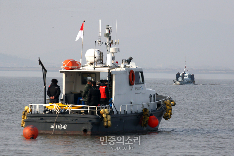 남북 당국이 한강 및 임진강 하구 공동이용(남북공동이용수역)을 위한 공동 수로 조사를 시작한 5일, 북측 조사단을 태운 선박이 남측 조사단 선박이 정박한 지역으로 도착하고 있다. (자료사진)2018.11.05