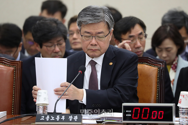 이재갑 고용노동부 장관이 19일 국회에서 열린 4차산업혁명 특위 전체회의에 참석해 자료를 챙기고 있다.