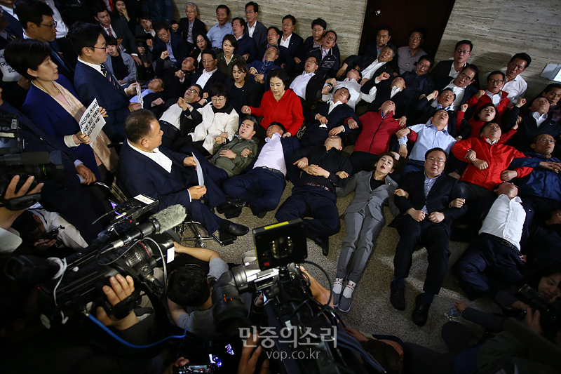 자유한국당 나경원 원내대표와 소속 의원들이 26일 국회에서 국회 사법개혁특별위원회 이상민 위원장과 더불어민주당 소속 위원들이 회의장 입장을 저지하기 위해서 바닥에 누워 구호를 외치고 있다. 2019.04.26