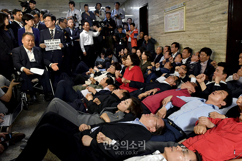 자유한국당 나경원 원내대표와 소속 의원들이 4월 26일 국회에서 국회 사법개혁특별위원회 이상민 위원장과 더불어민주당 소속 위원들이 회의장 입장을 저지하기 위해서 바닥에 누워 구호를 외치고 있다. 2019.04.26