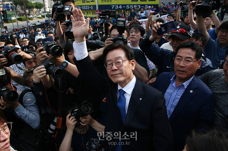 직권남용, 공직선거법 위반 혐의로 기소된 이재명 경기도지사가 16일 경기도 성남시 수원지방법원 성남지원에서 열린 1심 선고 공판에서 무죄를 선고받고 나오면서 지지자들에게 손을 흔들며 인사하고 있다.