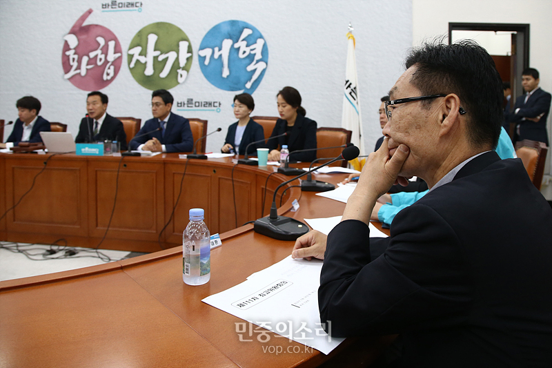 6월 24일 국회 당 대표실에서 열린 최고위원회의에 지난주 당 혁신위원장으로 영입된 주대환 ‘플랫폼 자유와 공화’ 공동의장(오른쪽)이 참석하고 있다. 2019.06.24