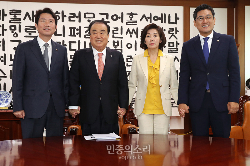 문희상 국회의장(왼쪽 두 번째)과 여야 교섭단체 원내대표들이 8일 국회 의장실에서 회동에 앞서 기념촬영하고 있다. 왼쪽부터 이인영 더불어민주당 원내대표, 문 의장, 나경원 자유한국당 원내대표, 오신환 바른미래당 원내대표. 2019.07.08