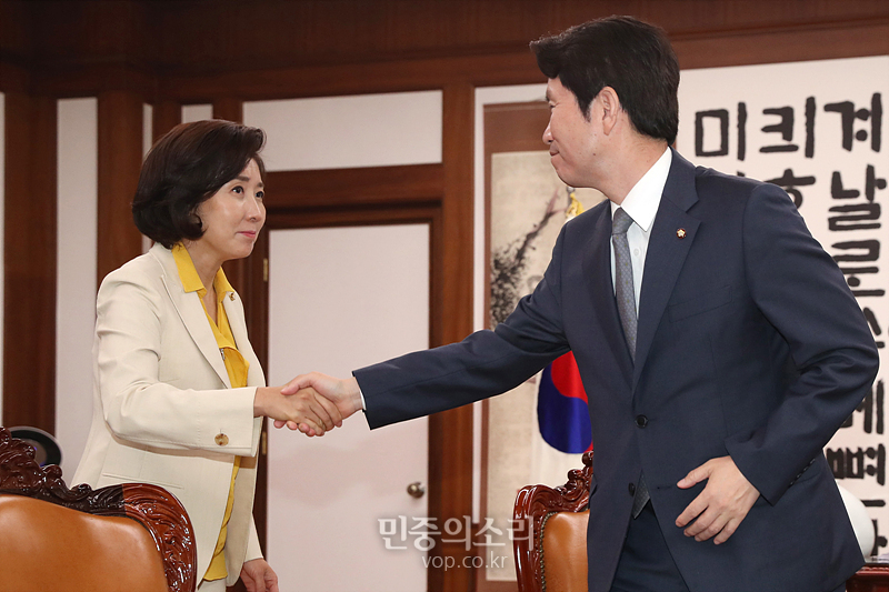 이인영 더불어민주당 원내대표(오른쪽)와 나경원 자유한국당 원내대표