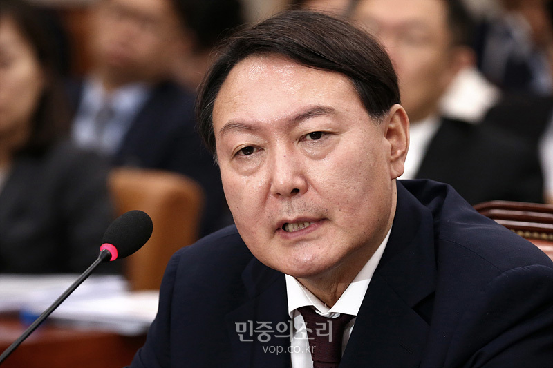 윤석열 검찰총장 후보자가 8일 국회 법제사법위원회 전체회의실에서 열린 인사청문회에 출석해 의원들 질의에 답변하고 있다. 2019.07.08