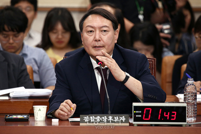 윤석열 검찰총장 후보자가 지난 8일 국회 법제사법위원회 전체회의실에서 열린 인사청문회에 출석해 의원들 질의에 답변하고 있다. 자료사진.