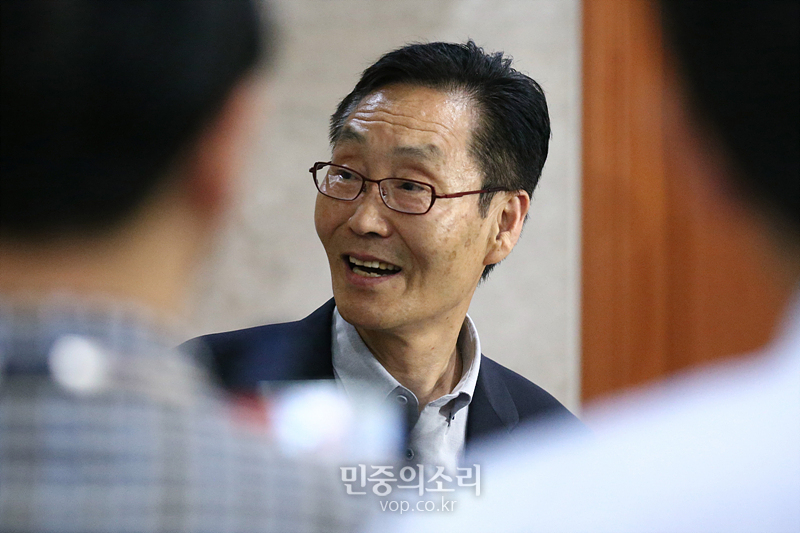 바른미래당 주대환 혁신위원장이 11일 국회에서 사퇴 기자회견을 마친 후 취재진의 질문에 답변하고 있다. 2019.07.11