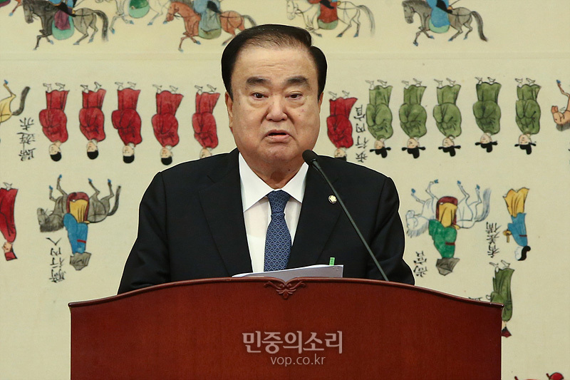 문희상 국회의장이 12일 국회 접견실에서 취임 1주년을 맞아 기자간담회를 하고 있다.