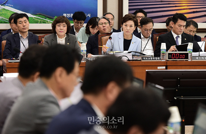 김현미 국토교통부 장관(가운데)이 12일 국회에서 열린 국토교통위원회 전체회의에서 의원들의 질의를 듣고 있다. 2019.07.12