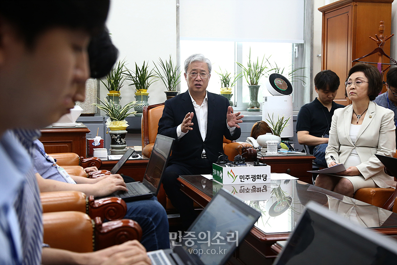 민주평화당 유성엽 원내대표가 17일 국회 당 원내대표실에서 대안정치연대 관련 기자간담회를 하고 있다. 2019.07.17