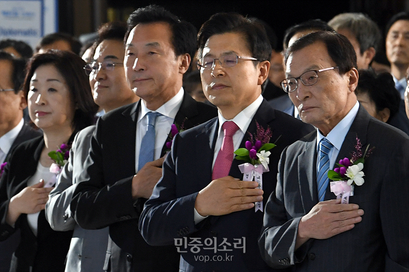 17일 오전 국회에서 열린 제71주년 제헌절 기념식에서 5당 대표들이 국기에 대한 경례를 하고 있다. 오른쪽부터 더불어민주당 이해찬, 자유한국당 황교안, 바른미래당 손학규, 민주평화당 정동영, 정의당 심상정 대표. 2019.07.17