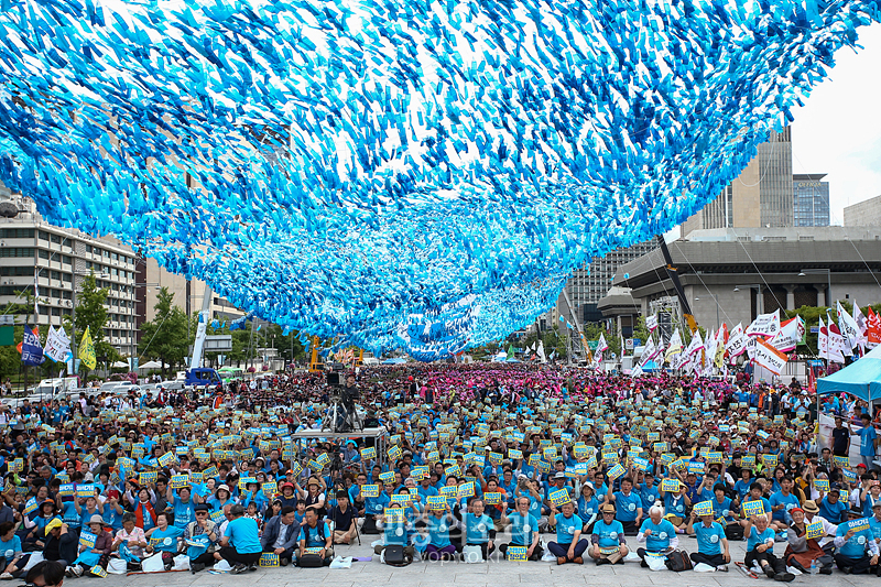 20일 오후 서울 광화문광장에서 ‘이석기 전 의원 석방대회’가 열렸다. 참가자들이 이 전 의원의 석방을 촉구하는 푸른빛 소원지 아래서 대회를 지켜보고 있다. 2019.07.20