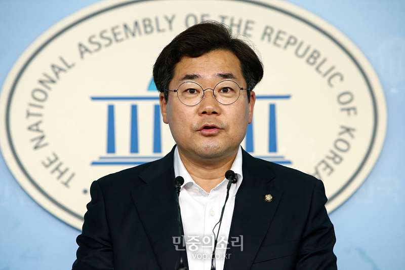 박찬대 더불어민주당 원내대변인이 23일 국회 정론관에서 현안 브리핑을 하고 있다. 2019.07.23