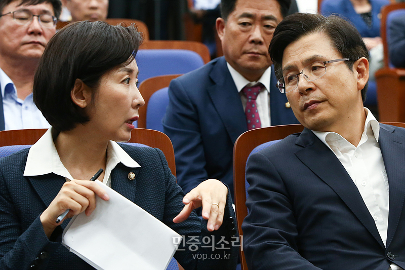 자유한국당 황교안 대표(오른쪽)와 나경원 원내대표가 지난 1일 국회에서 열린 의원총회에서 대화하고 있다. 2019.08.01