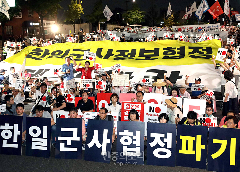 3일 서울 종로구 옛 일본대사관 소녀상 앞에서 민주노총, 한국진보연대, 한국 YMCA, 흥사단 등 전국 680여 개 시민사회단가 모인 ‘아베규탄시민행동’이 주최한 ‘역사 왜곡, 경제 침략, 평화 위협 아베 규탄 3차 촛불 문화제’를 마친 시민들이 행진하고 있다. 2019.08.03