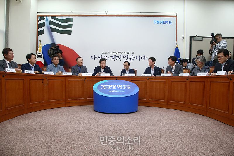 더불어민주당 이해찬 대표와 이낙연 국무총리, 김상조 청와대 정책실장 등이 4일 국회 당 대표실에서 일본 수출도바에 따른 대책 논의를 위한 고위급 당정청 회의를 하고 있다. 2019.08.04
