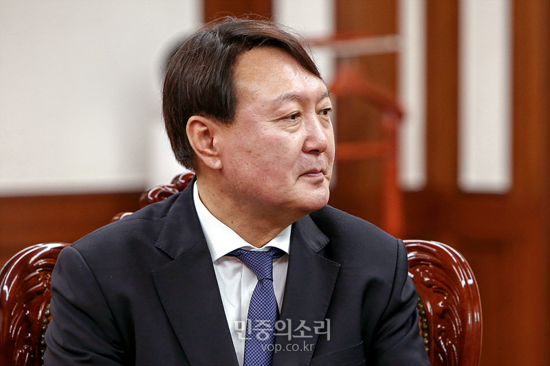 윤석열 신임 검찰총장이 7일 국회에서 문희상 국회의장을 예방하고 있다. 2019.08.07