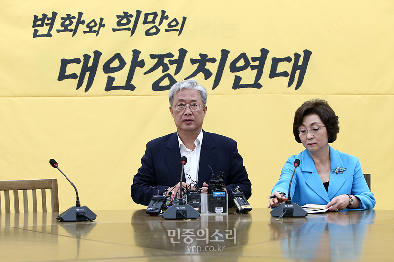 민주평화당 유성엽 원내대표와 장정숙 의원이 지난 8일 국회에서 열린 비당권파의 ‘대안정치연대 회의’가 끝난 뒤 브리핑을 통해 탈당을 공식화 했다. 자료사진.