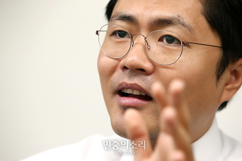 김광진 대통령소속 군사망사고진상규명위원회 사무국장이 9일 서울 명동 사무실에서 민중의소리와 인터뷰하고 있다.