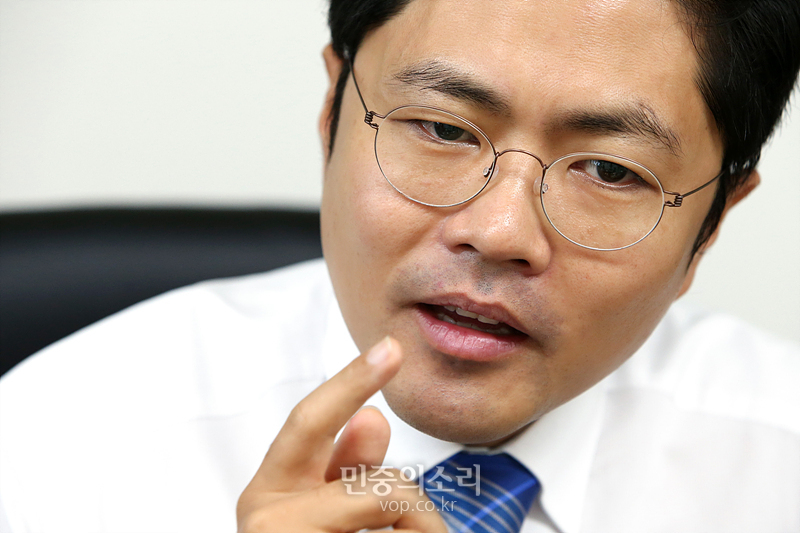 김광진 대통령소속 군사망사고진상규명위원회 사무국장이 9일 서울 명동 사무실에서 민중의소리와 인터뷰하고 있다.