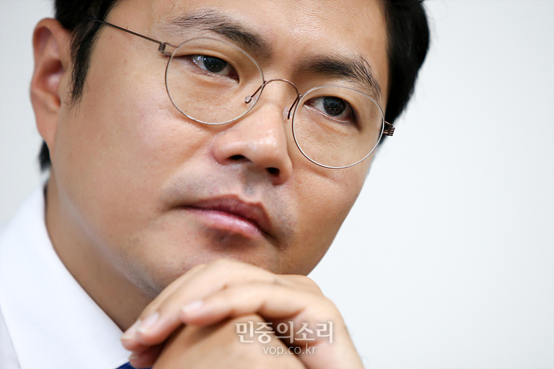 김광진 대통령소속 군사망사고진상규명위원회 사무국장이 9일 서울 명동 사무실에서 민중의소리와 인터뷰하고 있다.